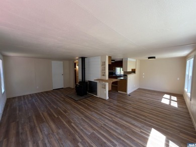 Well-kept and updated 2 bedroom, 1.75 bath manufactured home on - photo 5