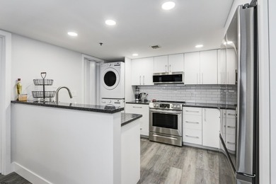 Beautifully renovated 2 bedroom, 2 bathroom residence in the - photo 16