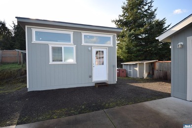 Beautiful & bright home with extensive upgrades & vaulted - photo 20