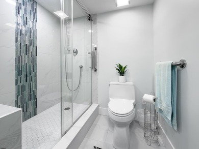 Beautifully renovated 2 bedroom, 2 bathroom residence in the - photo 21