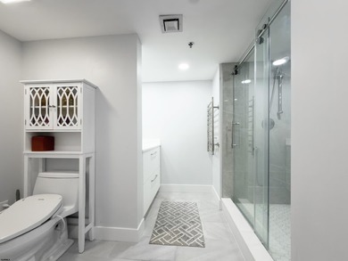 Beautifully renovated 2 bedroom, 2 bathroom residence in the - photo 25