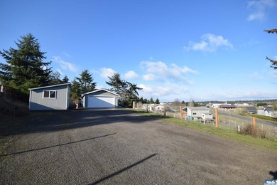 Beautiful & bright home with extensive upgrades & vaulted - photo 26