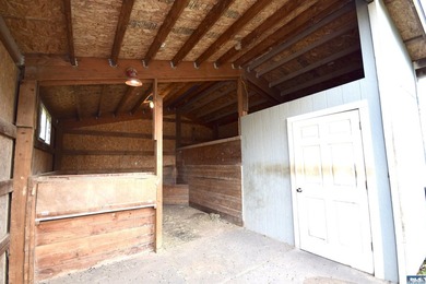 Beautiful & bright home with extensive upgrades & vaulted - photo 30