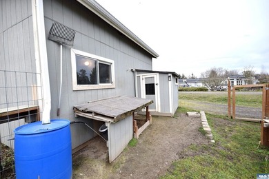Beautiful & bright home with extensive upgrades & vaulted - photo 33