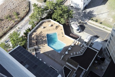 Beautifully renovated 2 bedroom, 2 bathroom residence in the - photo 34