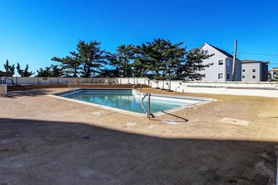 Beautifully renovated 2 bedroom, 2 bathroom residence in the - photo 36