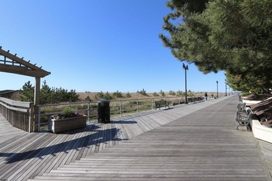 Beautifully renovated 2 bedroom, 2 bathroom residence in the - photo 40