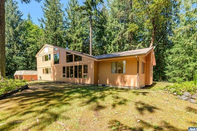 Tucked away on a private road in the desirable Deer Park area - photo 2