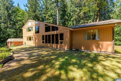 Tucked away on a private road in the desirable Deer Park area - photo 3