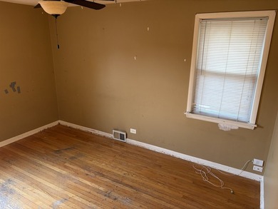 Discover the potential in this charming 3-bedroom, 1-bath home - photo 4
