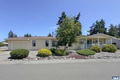 Outstanding, sunny location in Parkwood! This home is situated - photo 2