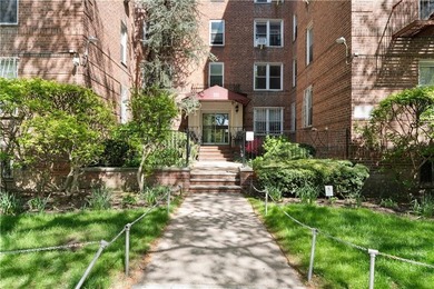 Spacious fourth-floor one-bedroom, one-bath residence located in - photo 3