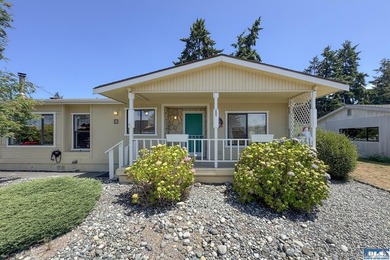 Outstanding, sunny location in Parkwood! This home is situated - photo 3