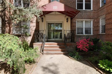 Spacious fourth-floor one-bedroom, one-bath residence located in - photo 4