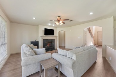 Freshly updated Highland Home in the Woodbridge golf course - photo 4