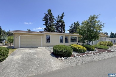 Outstanding, sunny location in Parkwood! This home is situated - photo 4