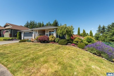 Enjoy easy living in this beautifully appointed 3 bedroom, 2 - photo 2