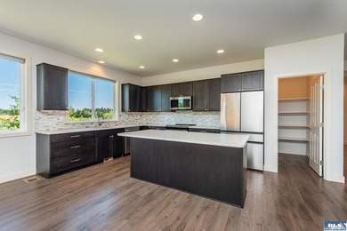 Enjoy easy living in this beautifully appointed 3 bedroom, 2 - photo 9