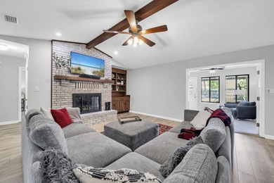 Welcome to highly sought-after Bluewater Bay, where charm - photo 1