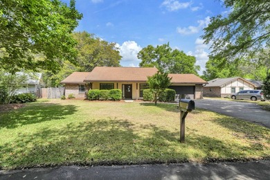 Welcome to highly sought-after Bluewater Bay, where charm - photo 2
