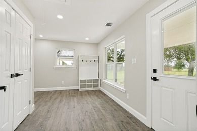 This stunning, like new, mid-century modern home offers stylish - photo 15