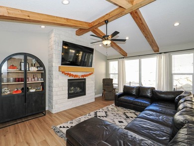 Beautiful 6 bedroom family home with full main floor living and - photo 15
