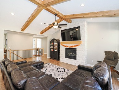 Beautiful 6 bedroom family home with full main floor living and - photo 18