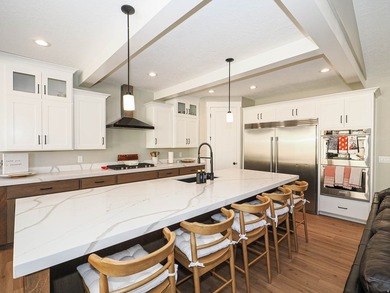 Beautiful 6 bedroom family home with full main floor living and - photo 20