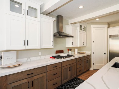 Beautiful 6 bedroom family home with full main floor living and - photo 21