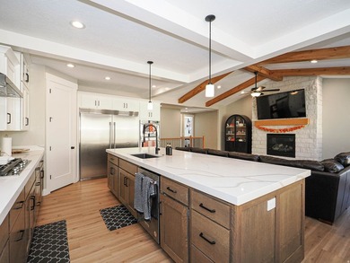 Beautiful 6 bedroom family home with full main floor living and - photo 22