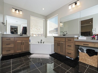 Beautiful 6 bedroom family home with full main floor living and - photo 29