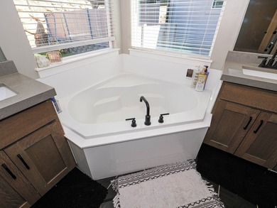 Beautiful 6 bedroom family home with full main floor living and - photo 30