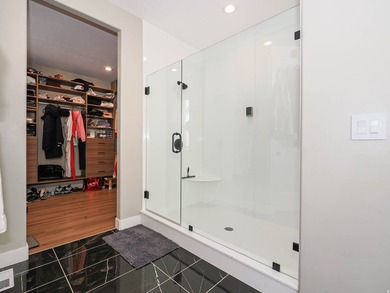 Beautiful 6 bedroom family home with full main floor living and - photo 31
