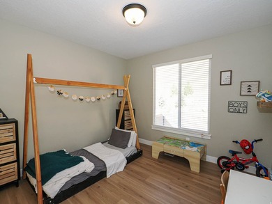 Beautiful 6 bedroom family home with full main floor living and - photo 33