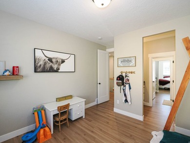 Beautiful 6 bedroom family home with full main floor living and - photo 34