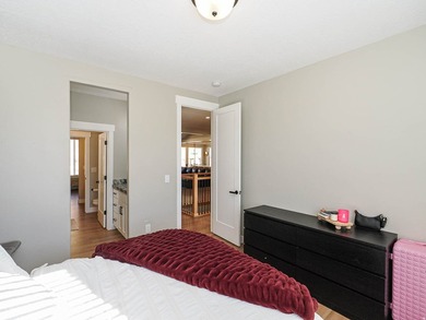 Beautiful 6 bedroom family home with full main floor living and - photo 36