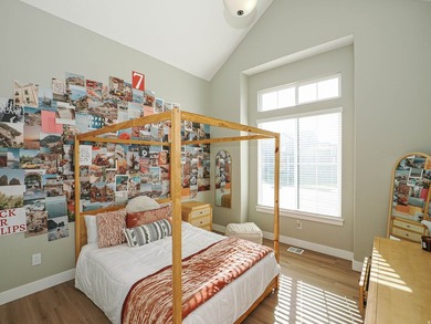 Beautiful 6 bedroom family home with full main floor living and - photo 37