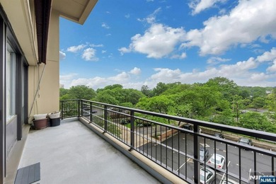 Welcome to #2 Horizon House in Fort Lee.Spacious one bedroom one