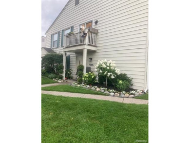 Lake Condo For Sale in Lake Orion, Michigan