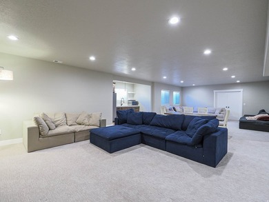 Beautiful 6 bedroom family home with full main floor living and - photo 45