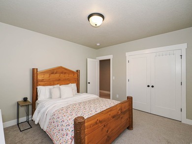 Beautiful 6 bedroom family home with full main floor living and - photo 50