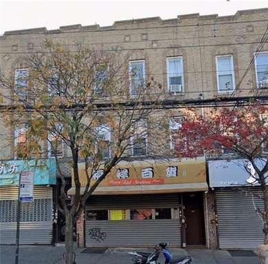1 store plus 2 family mixed use on 8th Avenue in prime Sunset - photo 2