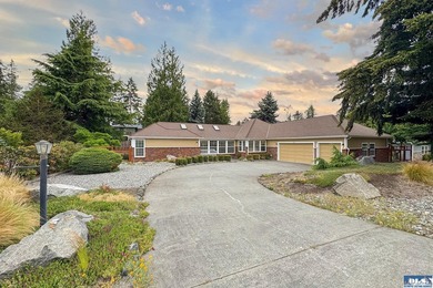 One level, 3 bedroom, 2 bath home with a den, located on the - photo 1