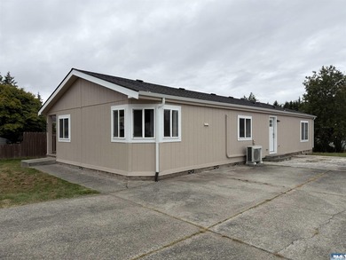 Fresh, comfortable, and move-in ready, this 3 bed, 2 bath home - photo 1