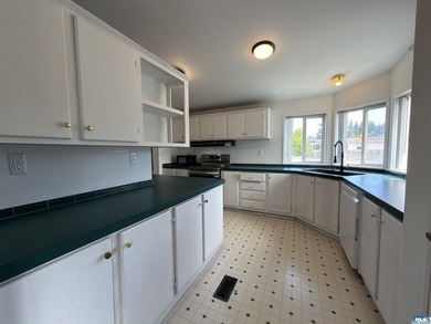 Fresh, comfortable, and move-in ready, this 3 bed, 2 bath home - photo 6