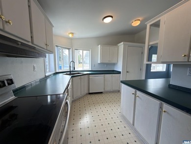 Fresh, comfortable, and move-in ready, this 3 bed, 2 bath home - photo 8