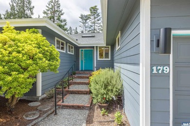 Welcome to this beautifully maintained custom home, lovingly - photo 2