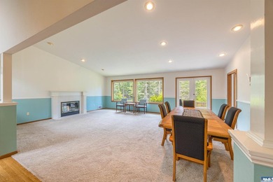 Welcome to this beautifully maintained custom home, lovingly - photo 4