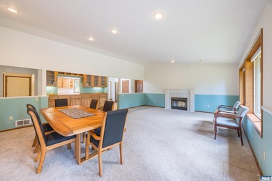 Welcome to this beautifully maintained custom home, lovingly - photo 6