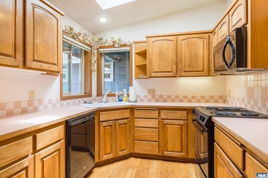 Welcome to this beautifully maintained custom home, lovingly - photo 10